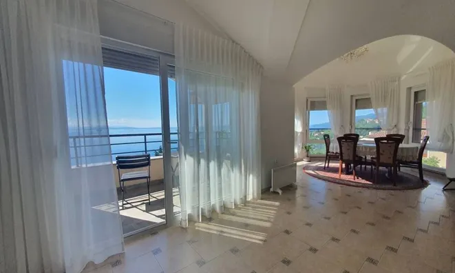 Недвижимость Three-room apartment in the city center: 3