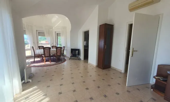 Недвижимость Three-room apartment in the city center: 4