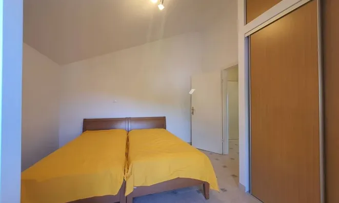 Недвижимость Three-room apartment in the city center: 11