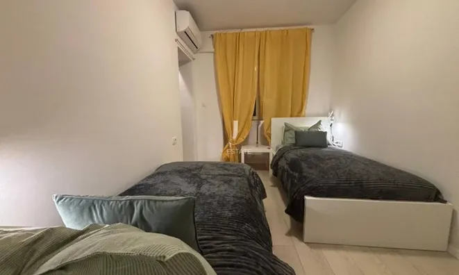 Недвижимость Three-room apartment in the center: 8