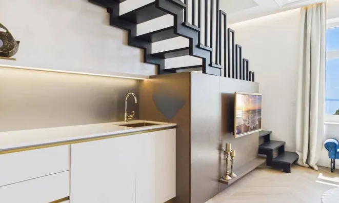 Недвижимость Three-room apartment in the city center: 11
