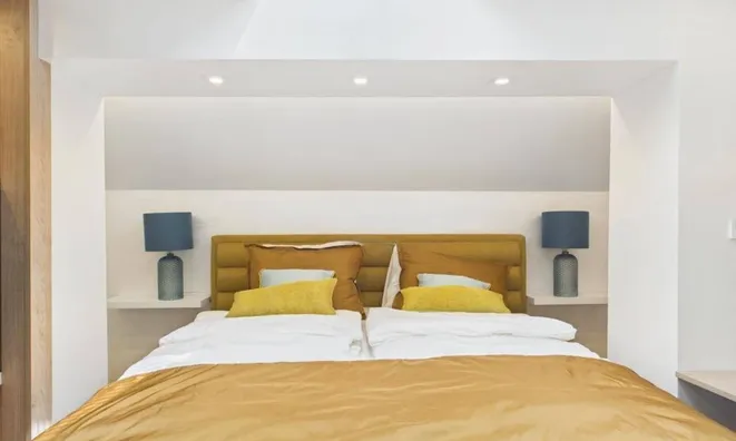Недвижимость Three-room apartment in the city center: 13