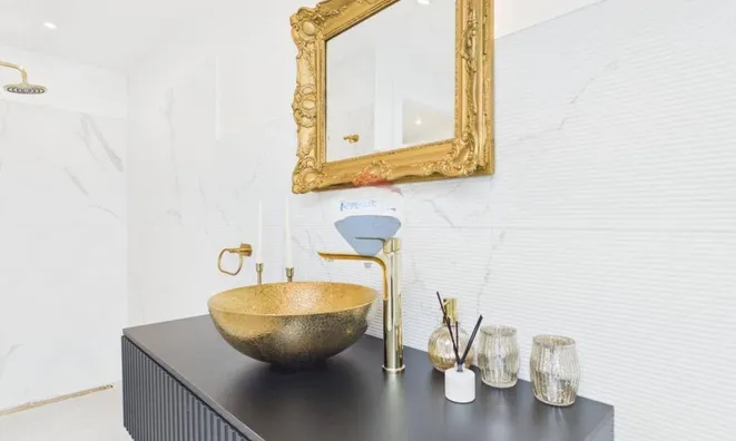 Недвижимость Three-room apartment in the city center: 20