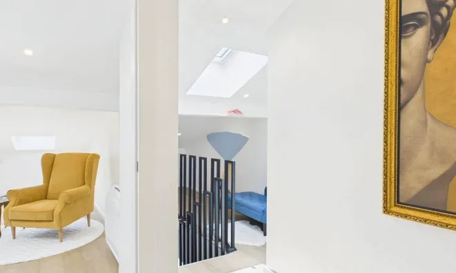 Недвижимость Three-room apartment in the city center: 22