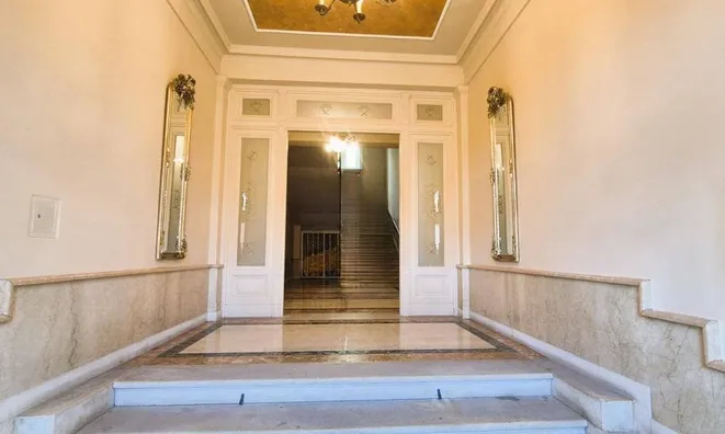 Недвижимость Three-room apartment in the city center: 30