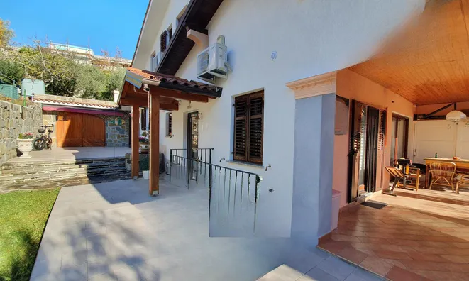 Недвижимость House with a terrace in Izola: 1