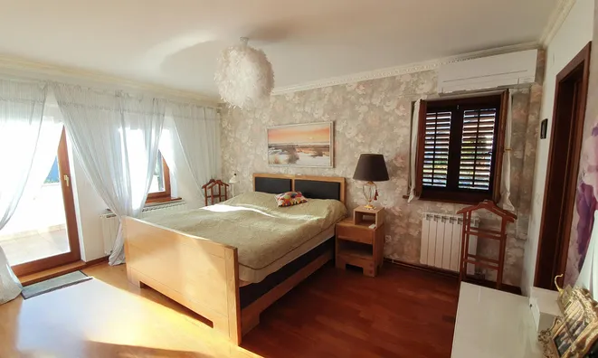 Недвижимость House with a terrace in Izola: 16