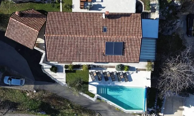 Недвижимость Семейный дом 250 м², Запад: 2