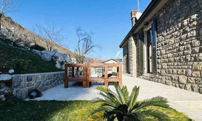 Недвижимость Семейный дом 250 м², Запад: 5