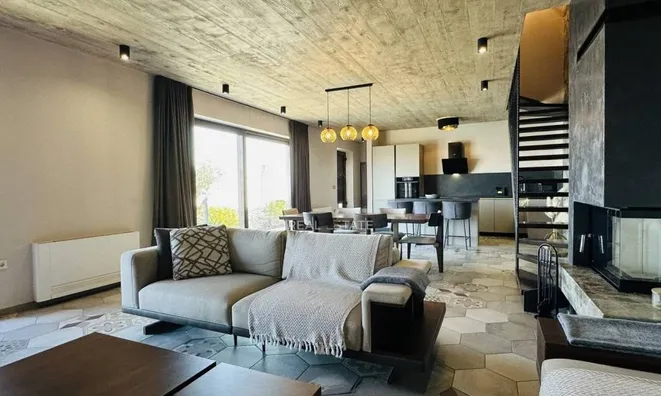 Недвижимость Семейный дом 250 м², Запад: 16