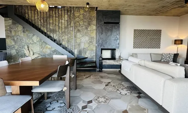 Недвижимость Семейный дом 250 м², Запад: 17