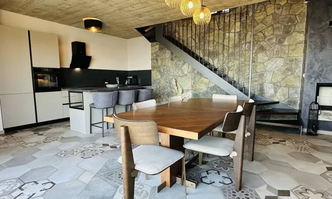 Недвижимость Семейный дом 250 м², Запад: 18