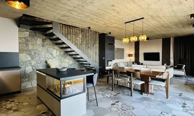 Недвижимость Семейный дом 250 м², Запад: 19