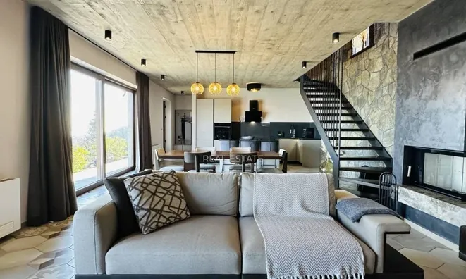 Недвижимость Семейный дом 250 м², Запад: 20