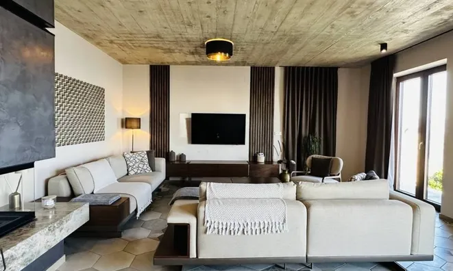 Недвижимость Семейный дом 250 м², Запад: 22