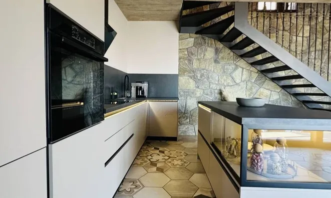 Недвижимость Семейный дом 250 м², Запад: 24