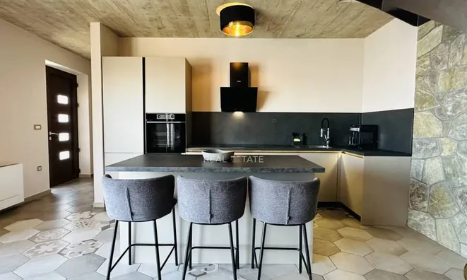 Недвижимость Семейный дом 250 м², Запад: 25