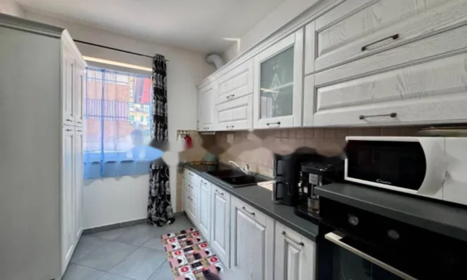 Недвижимость Трехкомнатная квартира в центре: 8