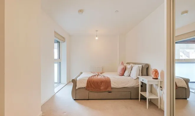 Недвижимость East Acton Lane: 5