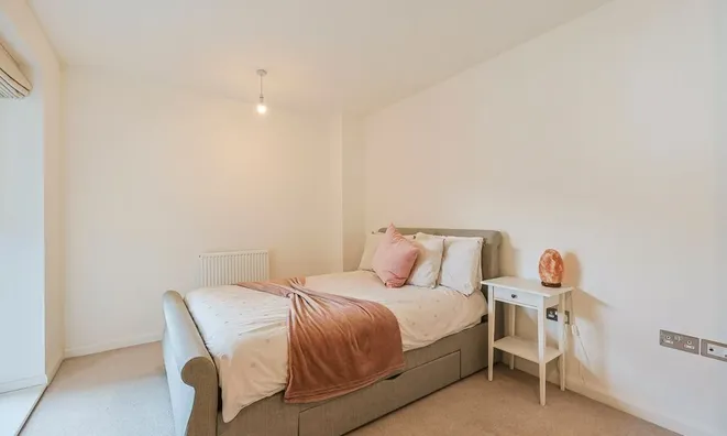 Недвижимость East Acton Lane: 6