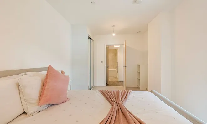 Недвижимость East Acton Lane: 7