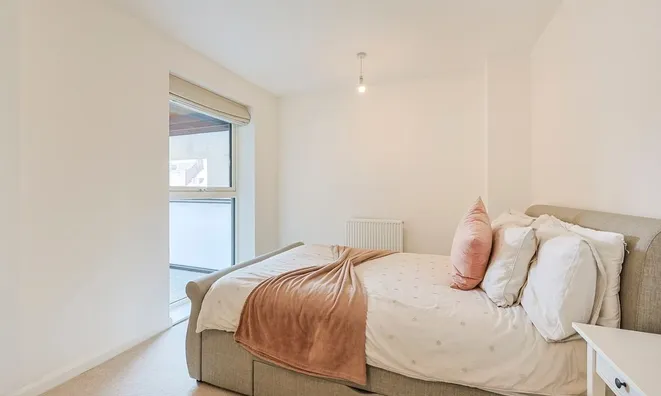 Недвижимость East Acton Lane: 8