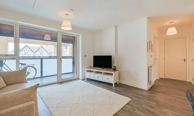 Недвижимость East Acton Lane: 10