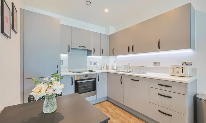 Недвижимость East Acton Lane: 12