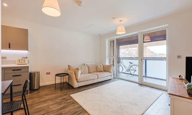 Недвижимость East Acton Lane: 13