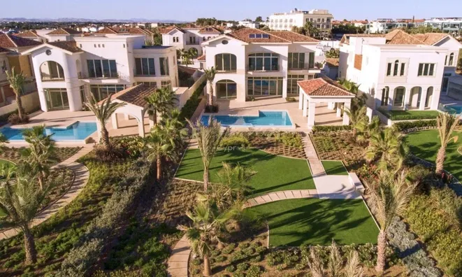 Недвижимость 6 Bedroom Villa for Sale in Pervolia, Larnaca: 2