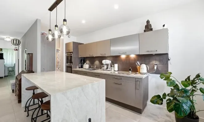 Недвижимость Apartment 4 rooms: 2