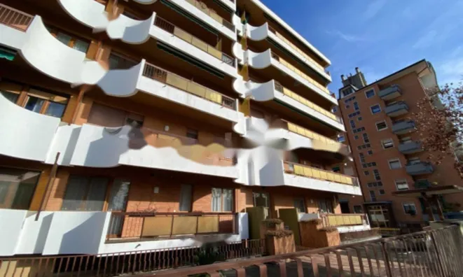 Недвижимость Трёхкомнатная на первом этаже: 1