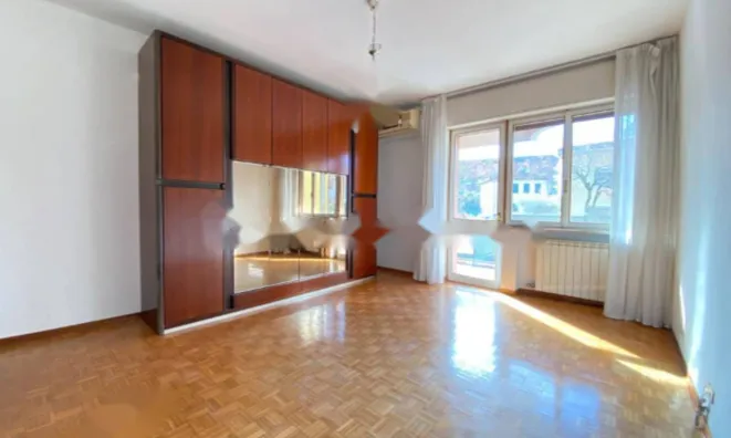 Недвижимость Трёхкомнатная на первом этаже: 10