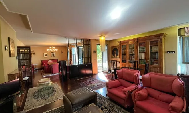 Недвижимость Four-room apartment in the City Center: 5