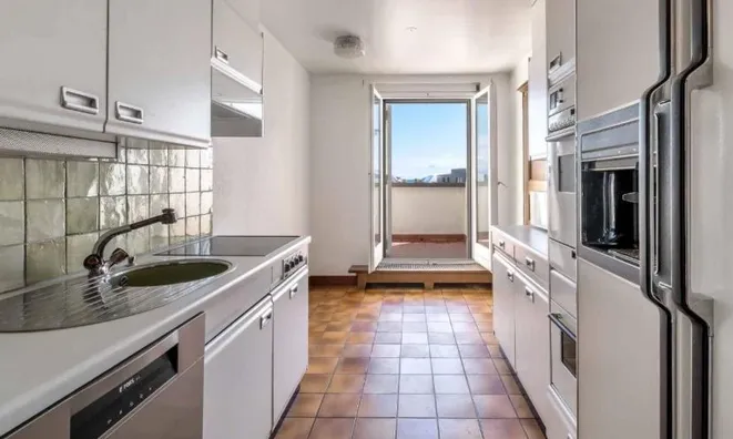 Недвижимость Apartment 5 rooms: 6