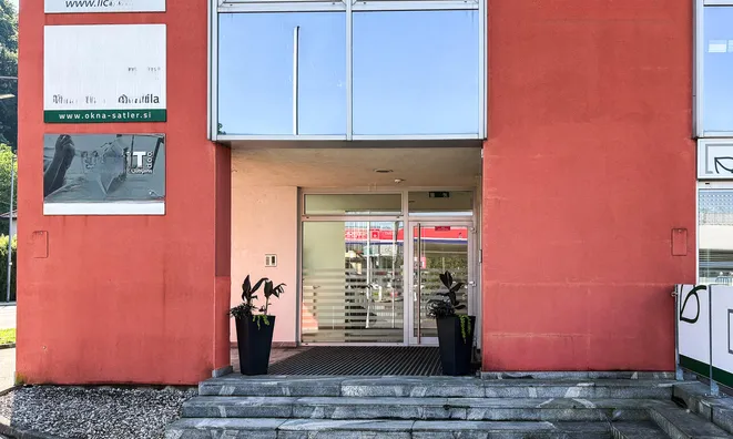Недвижимость Помещение для бизнеса с местами для автомобилей: 2