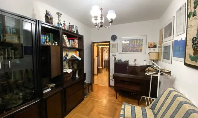 Недвижимость Three-room apartment in the city center: 13