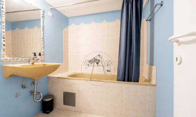 Недвижимость 2-room apartment in the center: 11