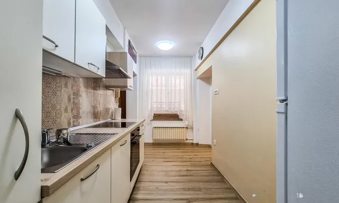 Недвижимость Двухкомнатная квартира в центре.: 1