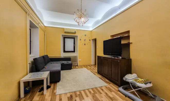 Недвижимость Двухкомнатная квартира в центре.: 3