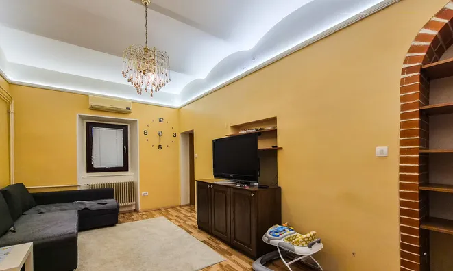 Недвижимость Двухкомнатная квартира в центре.: 4