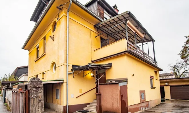 Недвижимость 3-room apartment in the center: 23