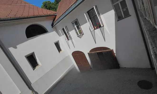 Недвижимость 2.5-room apartment in the center: 10