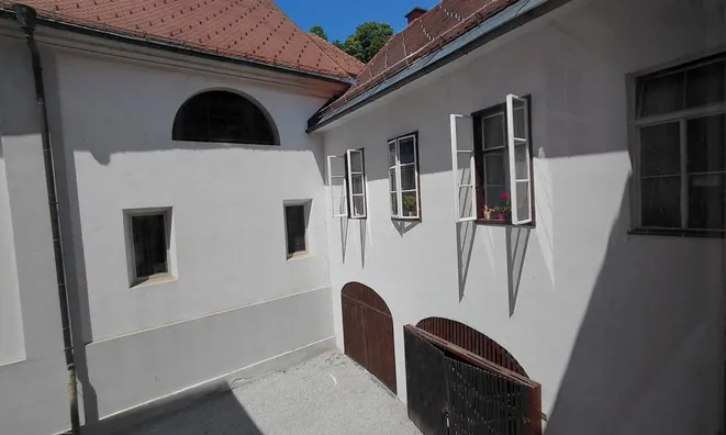 Недвижимость 2.5-room apartment in the center: 11