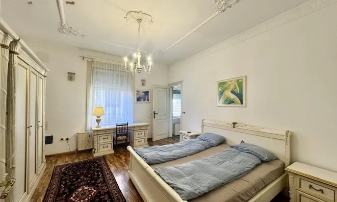 Недвижимость Three-room apartment in the center: 8