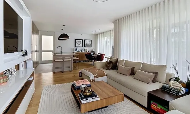 Недвижимость Apartment 5 rooms: 4