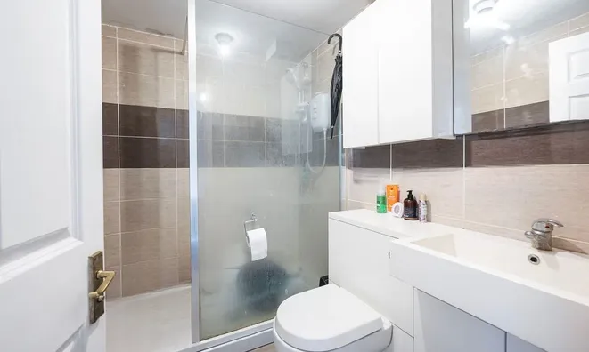 Недвижимость Mile End Road, Stepney: 2