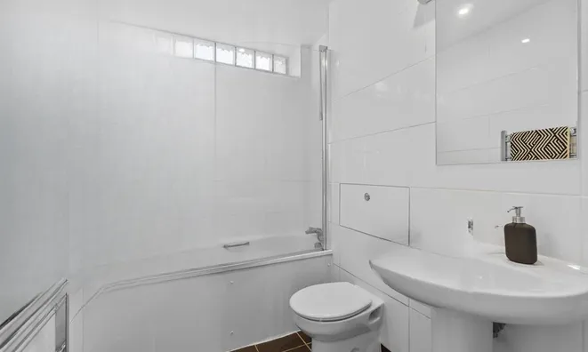Недвижимость Shortcroft Mead Court, Cooper Road, London.: 7