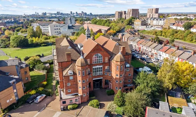 Недвижимость Shortcroft Mead Court, Cooper Road, London.: 10