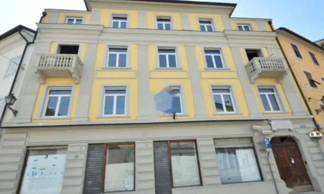 Недвижимость Двухкомнатная квартира в центре: 1